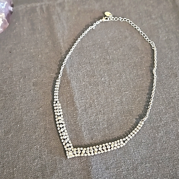 Formal classy necklace collar length crystals rhinestones V shape adjustable - Picture 5 of 8
